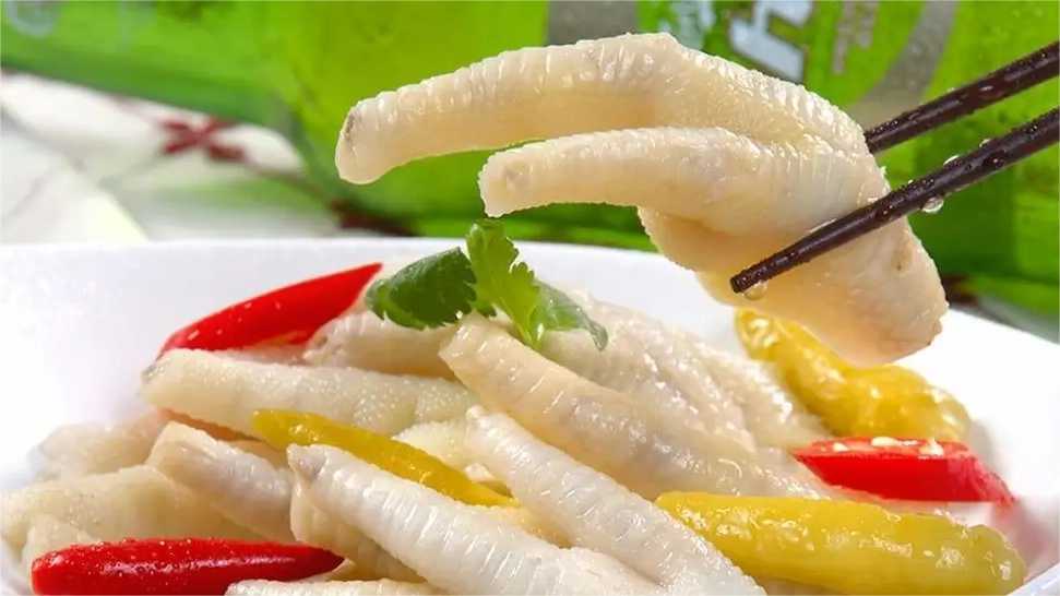 泡椒鳳爪塑料保鮮盒包裝機(jī)：鎖住美味，保鮮每一刻